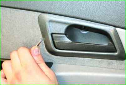 Снятие и установка обивки задней двери