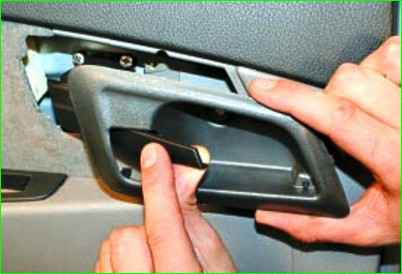 Снятие и установка обивки задней двери