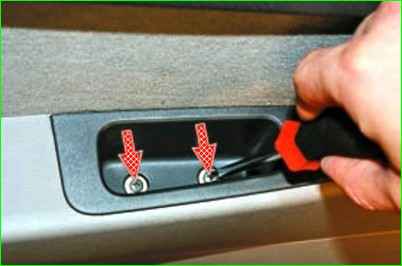 Снятие и установка обивки задней двери