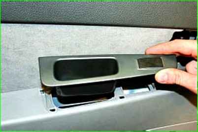 Снятие и установка обивки задней двери