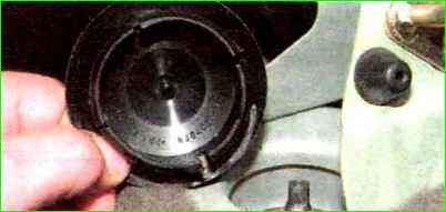 Снятие заднего амортизатора