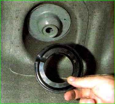 Снятие заднего амортизатора