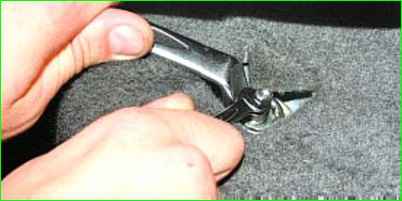 Снятие заднего амортизатора