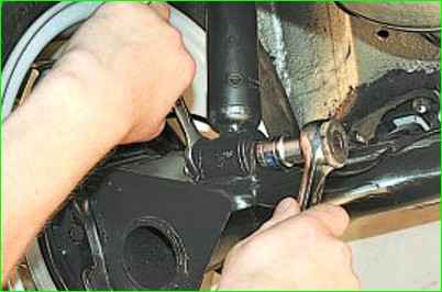 Снятие заднего амортизатора