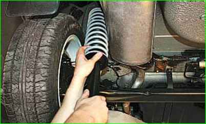 Снятие заднего амортизатора