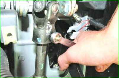 Рульдің электрлік бағанасын алу және орнату