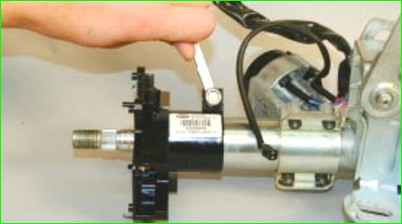 Рульдің электрлік бағанасын алу және орнату