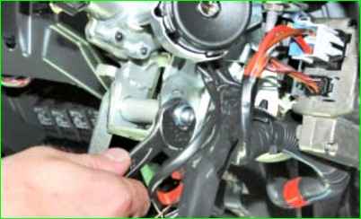 Рульдің электрлік бағанасын алу және орнату