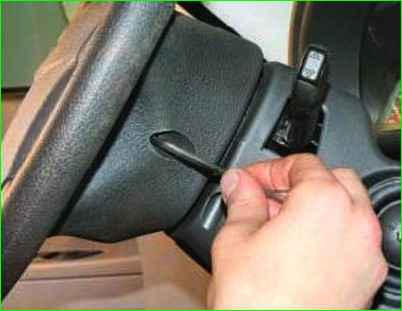 Removing the steering wheel of the Lada Priora