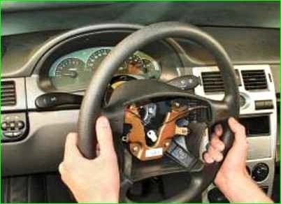 Lenkrad des Lada Priora-Autos entfernen