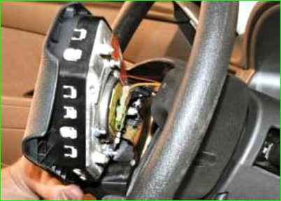 Removing the steering wheel of a Lada Priora