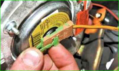 Removing the steering wheel of a Lada Priora