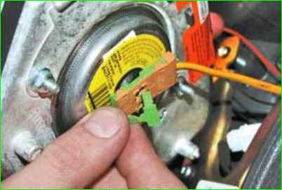 Removing the steering wheel of a Lada Priora