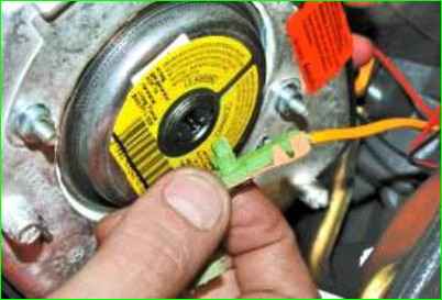 Removing the steering wheel of a Lada Priora