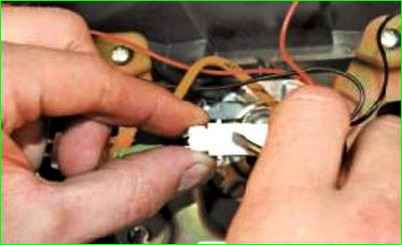 Removing the steering wheel of the Lada Priora