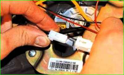 Removing the steering wheel of the Lada Priora