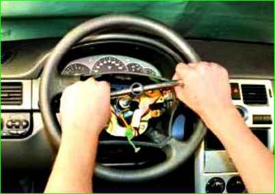 Removing the steering wheel of the Lada Priora