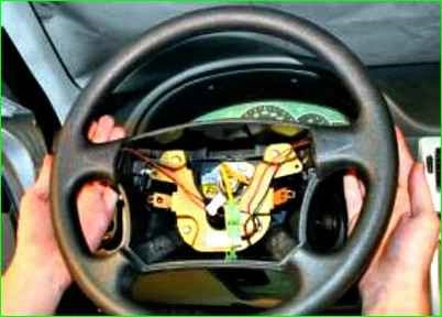 Lenkrad des Lada Priora-Autos entfernen