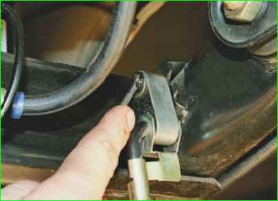 Removing and installing the brake pressure regulator