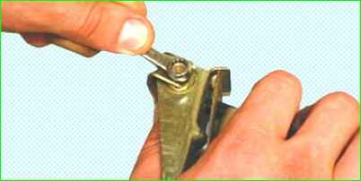 Removing and installing the brake pressure regulator