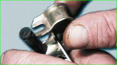 Removing and installing the brake pressure regulator