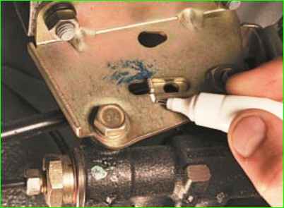 Removing and installing the brake pressure regulator