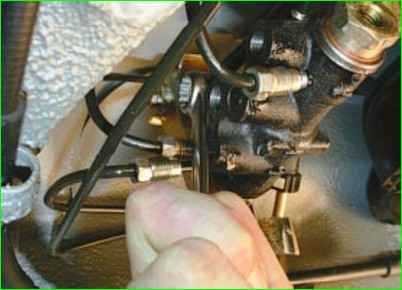 Removing and installing the brake pressure regulator