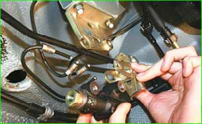 Removing and installing the brake pressure regulator