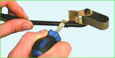 Removing and installing the brake pressure regulator