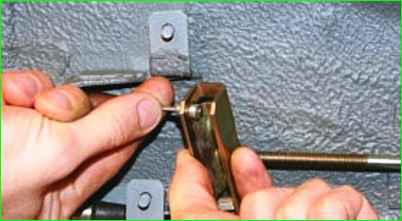 Замена троса привода стояночного тормоза