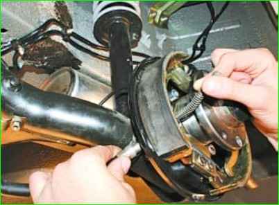 Замена троса привода стояночного тормоза