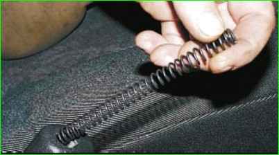 Замена пружины тяги собачки рычага стояночного тормоза