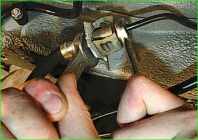 Замена тормозных шлангов задних тормозов