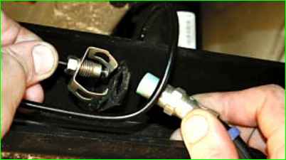 Замена тормозных шлангов задних тормозов