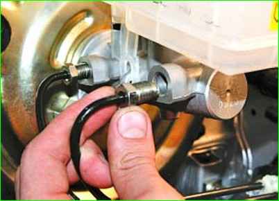 Замена главного цилиндра тормозов