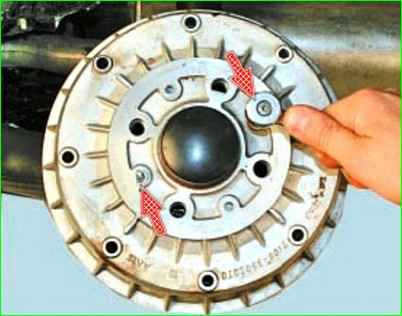 Снятие и установка тормозного барабана заднего колеса