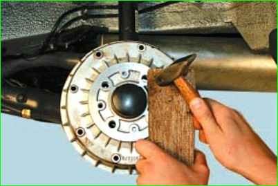 Снятие и установка тормозного барабана заднего колеса