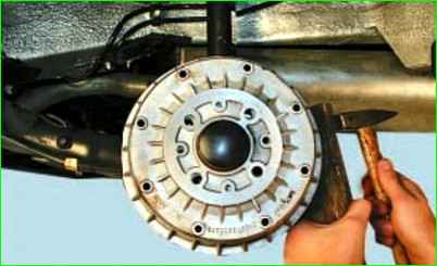 Снятие и установка тормозного барабана заднего колеса