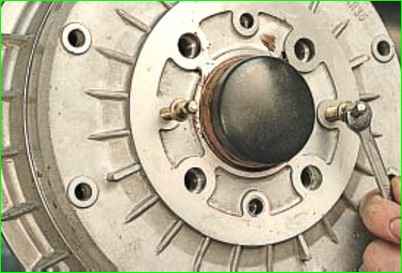 Снятие и установка тормозного барабана заднего колеса