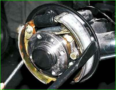 Снятие и установка тормозного барабана заднего колеса