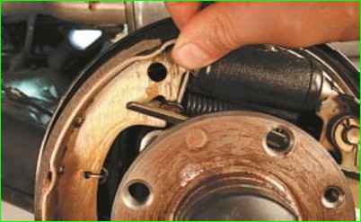 Замена тормозных колодок тормозного механизма заднего колеса
