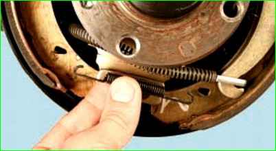 Замена тормозных колодок тормозного механизма заднего колеса