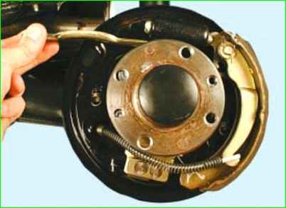 Замена тормозных колодок тормозного механизма заднего колеса