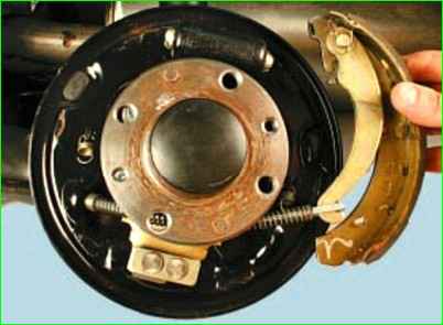 Замена тормозных колодок тормозного механизма заднего колеса