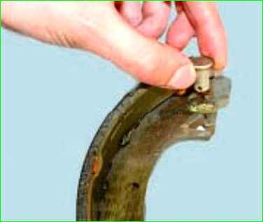 Замена тормозных колодок тормозного механизма заднего колеса