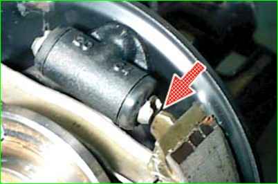 Замена тормозных колодок тормозного механизма заднего колеса