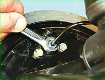 Замена рабочего цилиндра заднего тормозного механизма