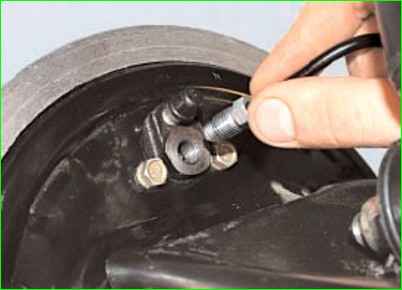 Замена рабочего цилиндра заднего тормозного механизма