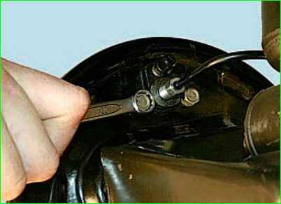 Замена рабочего цилиндра заднего тормозного механизма