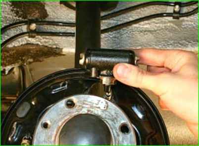 Замена рабочего цилиндра заднего тормозного механизма